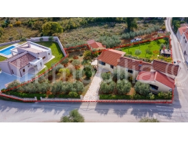 SAMOSTOJEĆA KUĆA SA VELIKOM OKUĆNICOM U CENTRU KAVRANA!