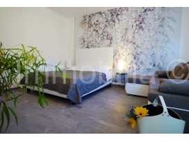 MODERNO UREĐENA KUĆA SA 4 APARTMANA, VELIKE TERASE, 200M PLAŽA! 