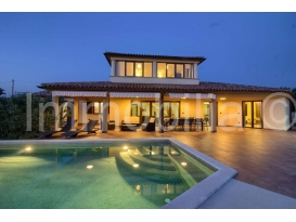 VILA SA BAZENOM, 1.600 m2 ZEMLJIŠTE , 4 SPAVAĆE , PODNO GRIJANJE!