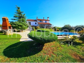 KUĆA SA BAZENOM , 4 APARTMANA, PREKRASNA OKUĆNICA 2000 m2, PULA !