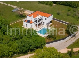 MODERNA VILA SA BAZENOM U PRIRODI , KVALITETNA GRADNJA, MARČANA!