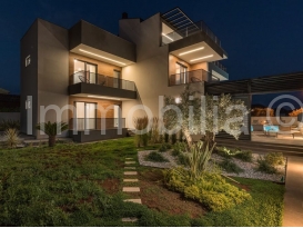 VRHUNSKA NOVA VILA SA BAZENOM , POGLED MORE , FAŽANA !