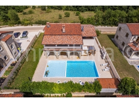 NOVOUREĐENA RUSTIKALNA VILA ,BAZEN 60 m2,4 SPAVAĆE,VELIKE TERASE!