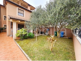 KVALITETNA OBITELJSKA KUĆA SA 3 ODVOJENA STANA , VERUDA PORAT !