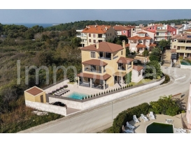 TOP LOKACIJA! NOVA VILA SA BAZENOM, 1.RED, POGLED MORE, RT KAMENJAK!