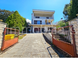 SAMOSTOJEĆA OBITELJSKA KUĆA NA BRDU, FANTASTIČAN POGLED NA MORE!