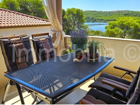 TOP STAN 90 m2 ,VELIKA TERASA, POGLED MORE, 120 m MORE,2 PARKINGA!