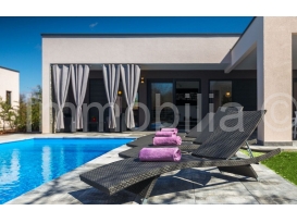 MODERNA PRIZEMNICA SA BAZENOM , 711 m2 ZEMLJIŠTE, OKOLICA VODNJANA