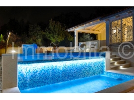 APARTMANSKA KUĆA ,5 APARTMANA ,GRIJANI BAZEN ,GARAŽA, PJEŠČANA UVALA!