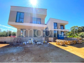 NOVOGRADNJA! MODERAN APARTMAN 52 m2 , VRT 46 m2 , PARKING , VOLME !