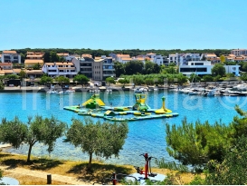 EKSKLUZIVNA LOKACIJA! 1.RED DO MORA , 30 M PLAŽA! PJEŠČANA UVALA !