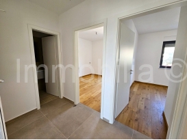 NOVI APARTMAN 74 m2 ,2 SPAVAĆE ,2 PARKINGA ,POGLED MORE , KVALITETNO!