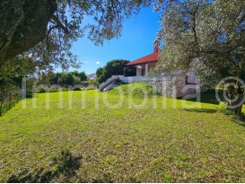 OBITELJSKA KUĆA + GRAĐEVINSKI TEREN 770 m2 , 5 SPAVAĆIH , MEDULIN !