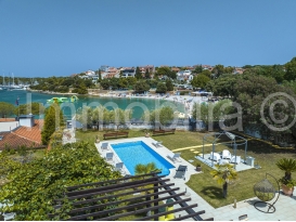 TOP LOKACIJA! VILA SA BAZENOM NA PJEŠČANOJ PLAŽI, 10 M DO MORA !!