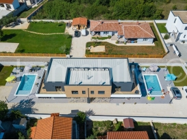 NOVA MODERNA DVOJNA VILA ,2 BAZENA , 8 SPAVAĆIH, PODNO GRIJANJE!